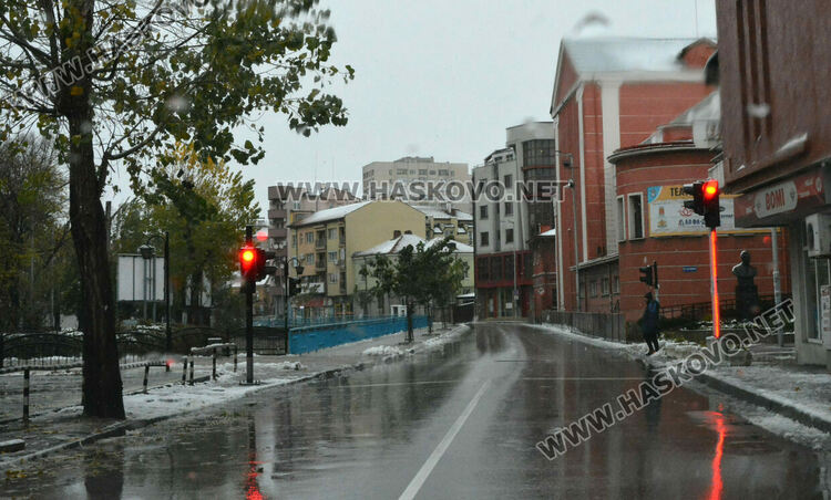 Първият сняг зарадва хасковлии и най-вече децата