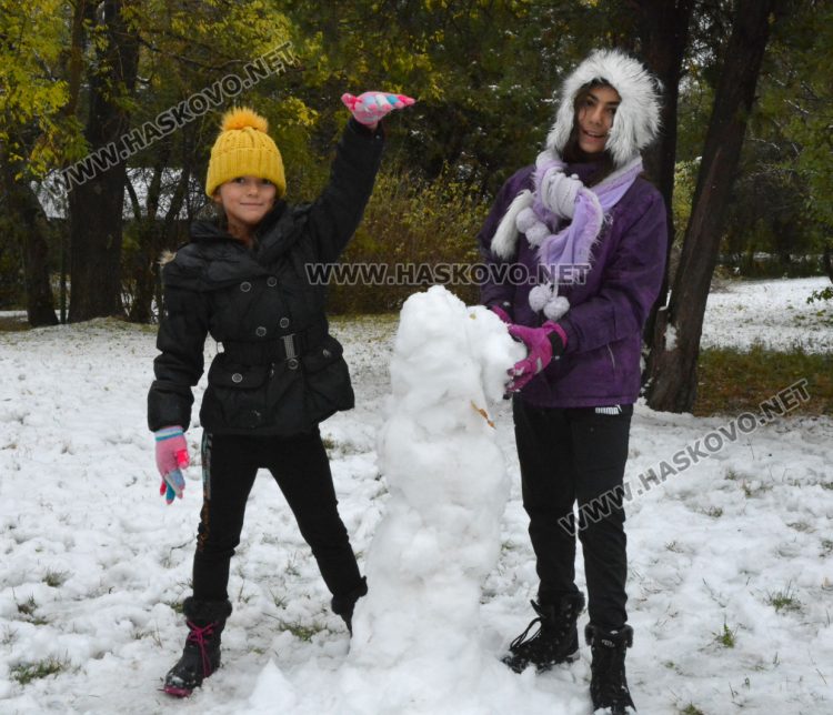 Първият сняг зарадва хасковлии и най-вече децата