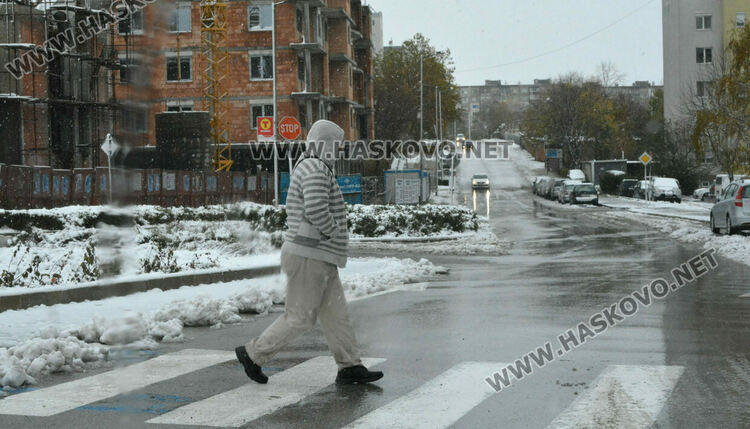 Първият сняг зарадва хасковлии и най-вече децата