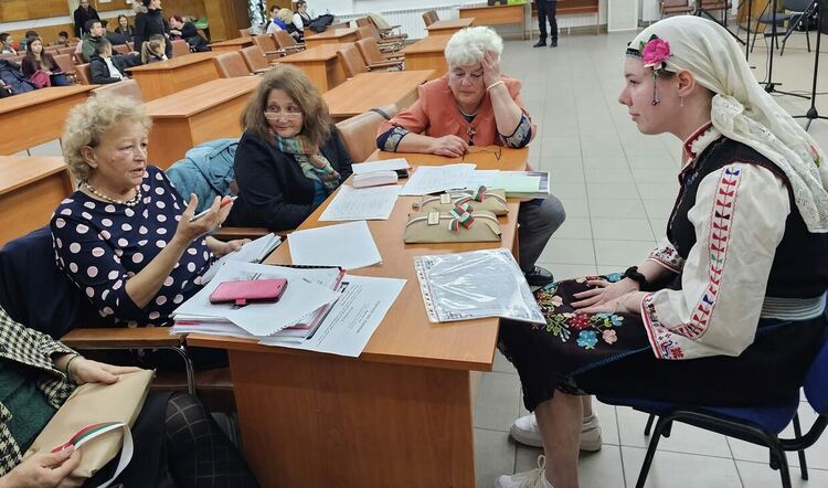 Четирима млади етнографи от Хасково с награди от национален конкурс за презентация и реферат