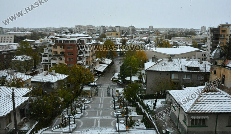 Първият сняг зарадва хасковлии и най-вече децата