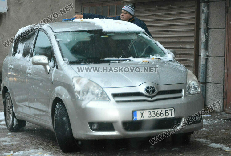 Първият сняг зарадва хасковлии и най-вече децата