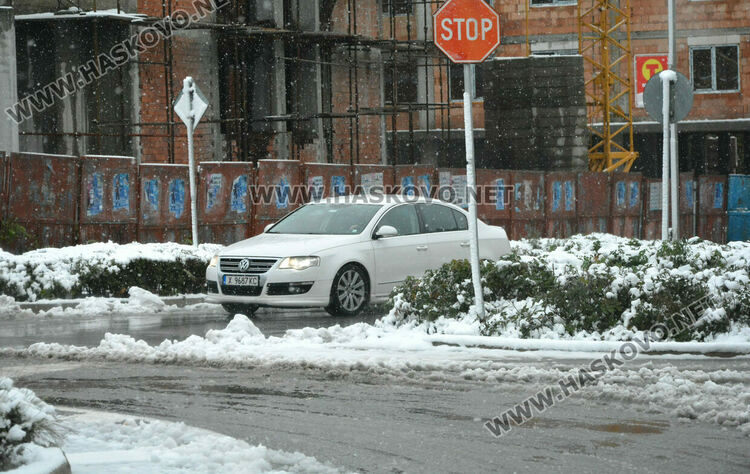 Първият сняг зарадва хасковлии и най-вече децата