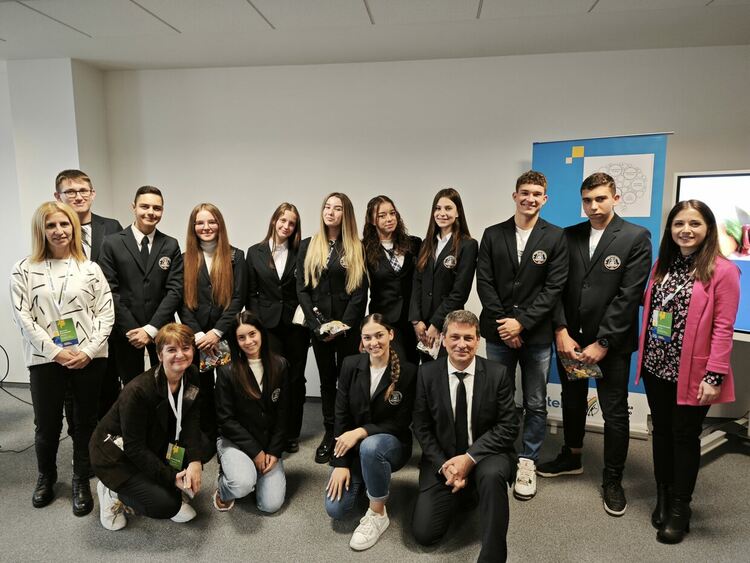 „С компютърно зрение“ Златаровци броят пластмасови микрочастици на националната конференция