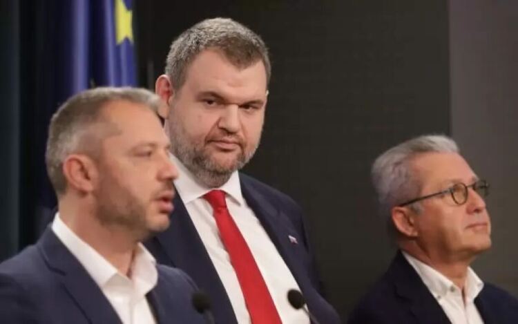 Делян Добрев от ГЕРБ все по-често е в един отбор с Делян Пеевски и ДПС по важните икономически въпроси, вкл. и за спирането на руския петрол и бъдещето на рафинерията.