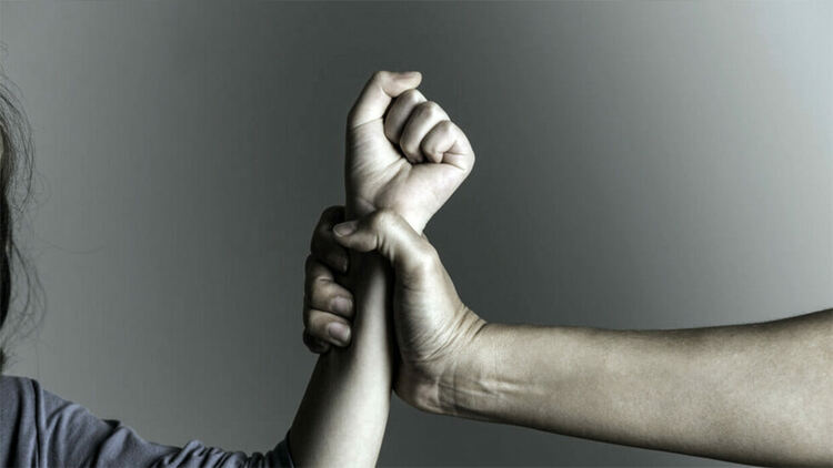 Мъж и жена са задържани за домашно насилие