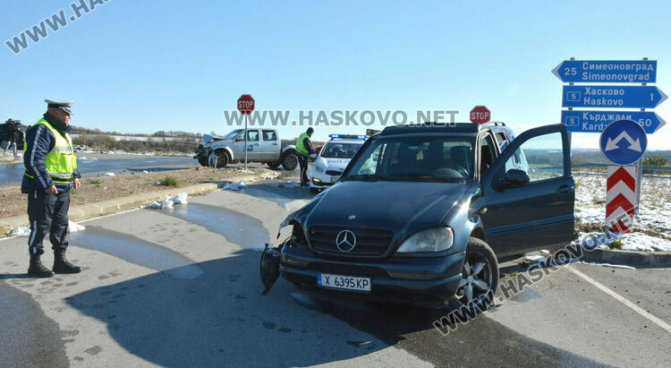 Мъж пострада при отнето предимство в катастрофа между Хасково и Узунджово