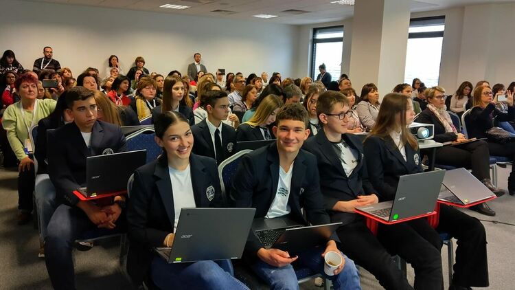 „С компютърно зрение“ Златаровци броят пластмасови микрочастици на националната конференция