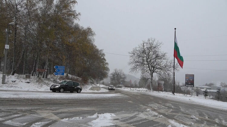 Над 10 селища в Смолянско са без ток