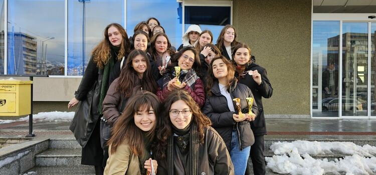 Отборът на Езиковата се класира за националния турнир по реч и дебати на английски език