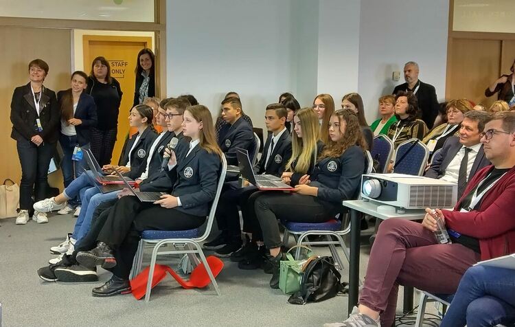 „С компютърно зрение“ Златаровци броят пластмасови микрочастици на националната конференция