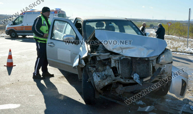 Мъж пострада при отнето предимство в катастрофа между Хасково и Узунджово