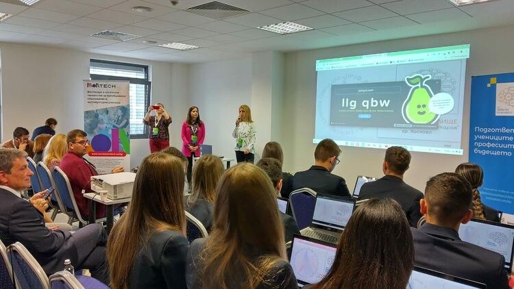 „С компютърно зрение“ Златаровци броят пластмасови микрочастици на националната конференция