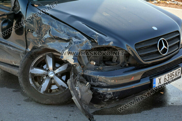 Мъж пострада при отнето предимство в катастрофа между Хасково и Узунджово