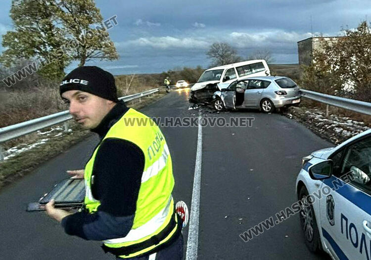 Челен сблъсък между бус и лека кола по пътя Хасково-Минерални бани