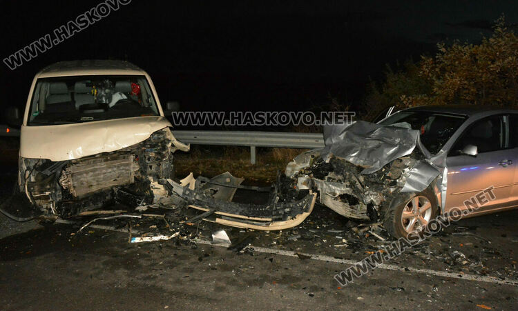 Челен сблъсък между бус и лека кола по пътя Хасково-Минерални бани