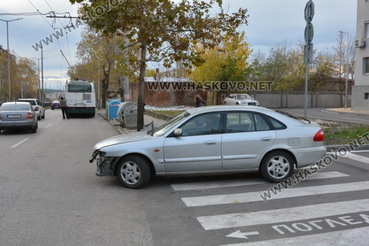 Мазда не спря на „Стоп“ и се блъсна в тролей в Хасково