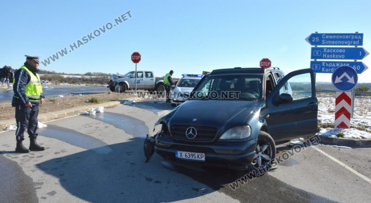 В болница остават мъж и жена от катастрофиралия пикап на ВиК-Хасково, блъснат от Мерцедес