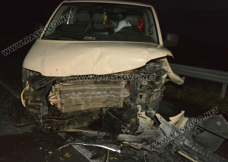 Челен сблъсък между бус и лека кола по пътя Хасково-Минерални бани