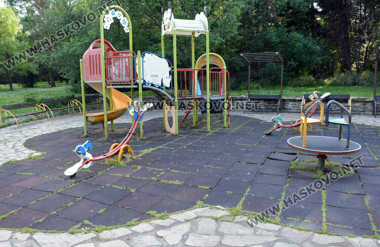 Задържаха мъж за кражба на дамска чанта от детска площадка