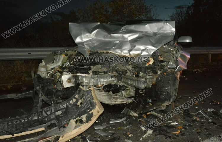 Челен сблъсък между бус и лека кола по пътя Хасково-Минерални бани