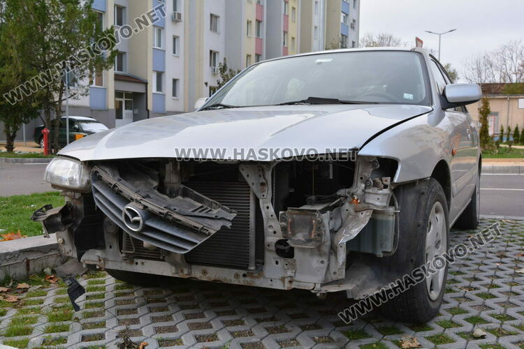 Мазда не спря на „Стоп“ и се блъсна в тролей в Хасково