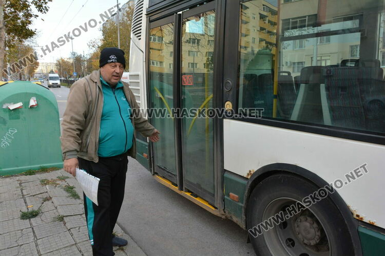 Мазда не спря на „Стоп“ и се блъсна в тролей в Хасково