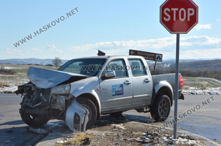 В болница остават мъж и жена от катастрофиралия пикап на ВиК-Хасково, блъснат от Мерцедес