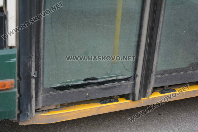 Мазда не спря на „Стоп“ и се блъсна в тролей в Хасково