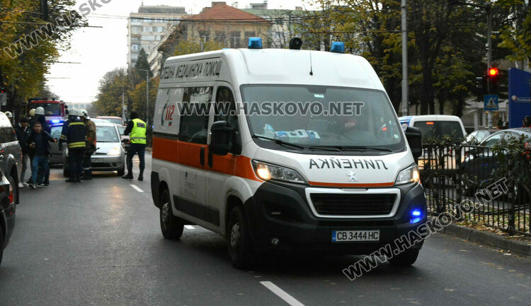 Блъснаха ученичка на пешеходна пътека, пресичаща на червен светофар