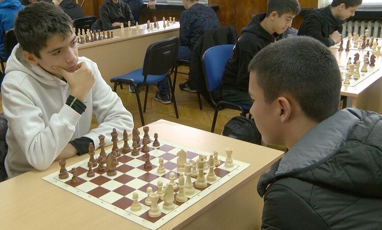 Отборите на ПМГ и на СУ „Св. Паисий Хилендарски“ са общински първенци по шах