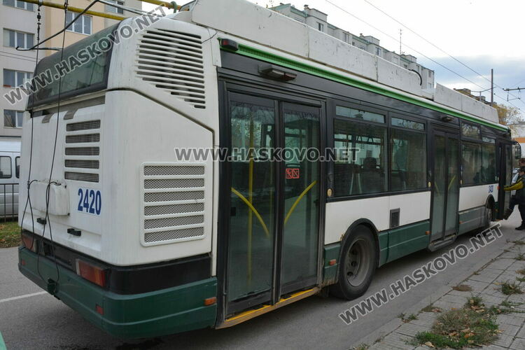 Мазда не спря на „Стоп“ и се блъсна в тролей в Хасково