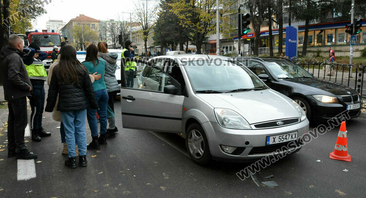Блъснаха ученичка на пешеходна пътека, пресичаща на червен светофар
