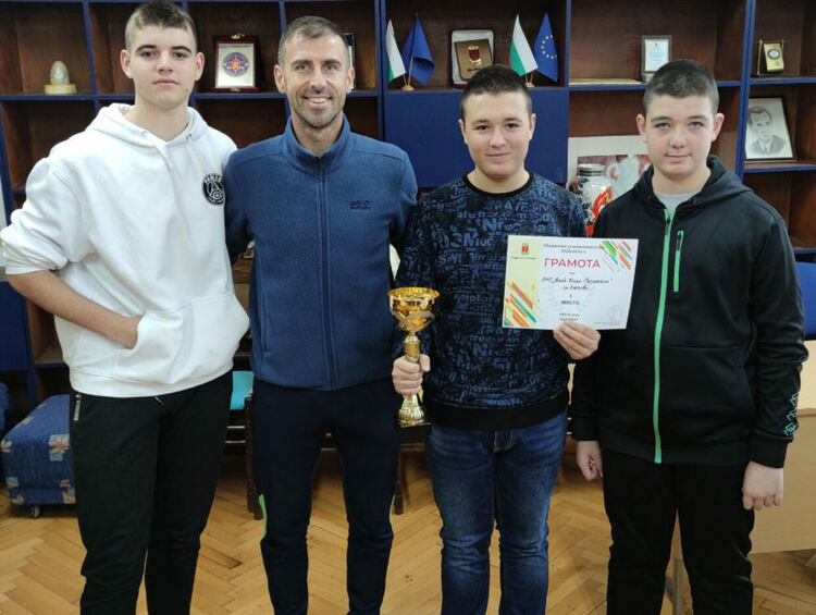 Отборите на ПМГ и на СУ „Св. Паисий Хилендарски“ са общински първенци по шах