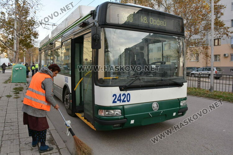 Мазда не спря на „Стоп“ и се блъсна в тролей в Хасково