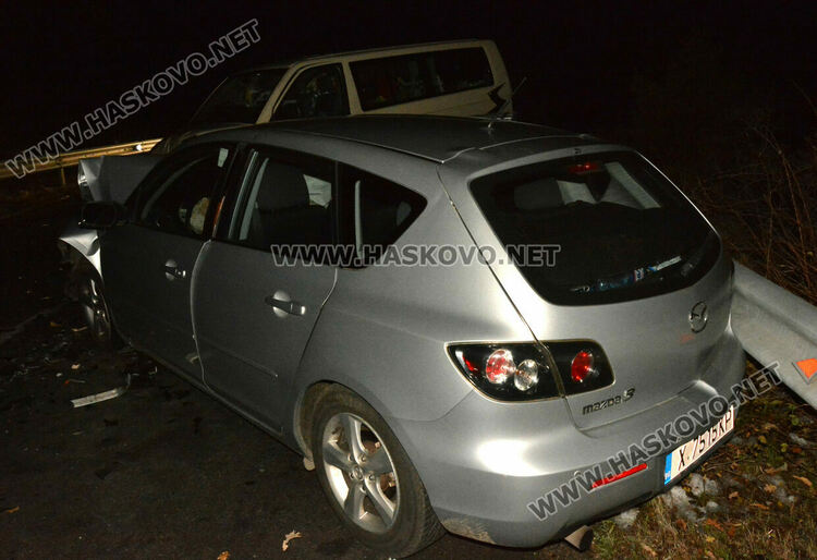 Челен сблъсък между бус и лека кола по пътя Хасково-Минерални бани