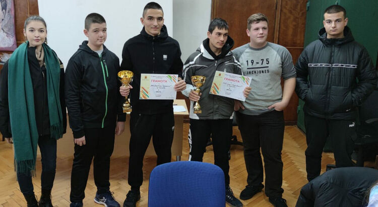 Отборите на ПМГ и на СУ „Св. Паисий Хилендарски“ са общински първенци по шах