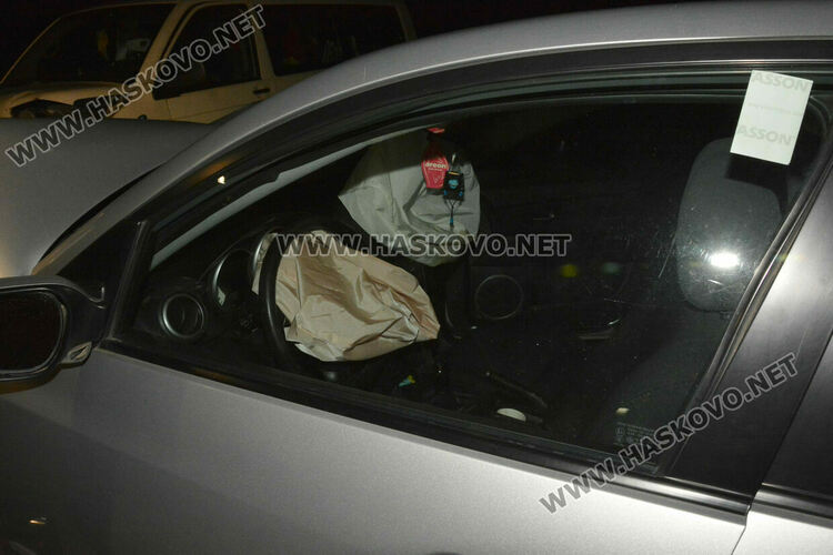 Челен сблъсък между бус и лека кола по пътя Хасково-Минерални бани