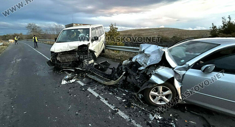 Челен сблъсък между бус и лека кола по пътя Хасково-Минерални бани