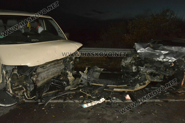 Челен сблъсък между бус и лека кола по пътя Хасково-Минерални бани