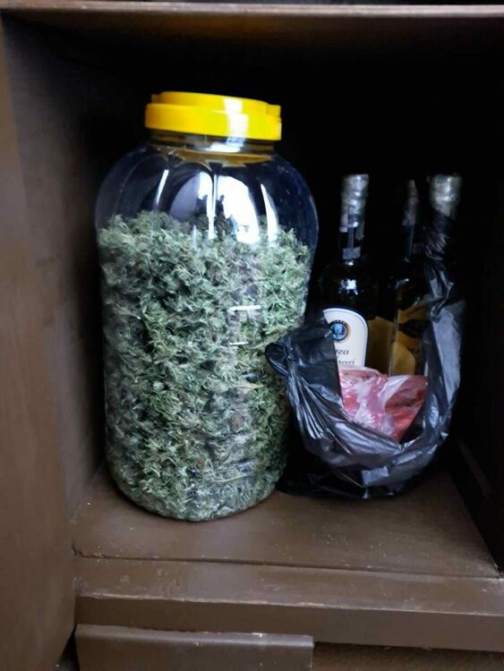 Откриха над 5 кг марихуана в две къщи на познайник на полицията