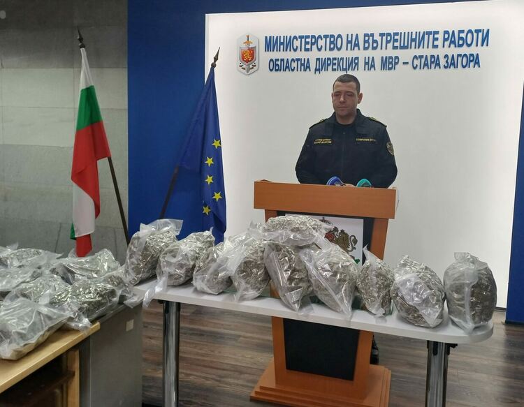 Митничар от ГКПП „Капитан Андреево“ пренася в колата си 15 кг марихуана