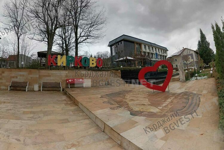 Кметът на община Кирково с Коледна изненада за най-малките