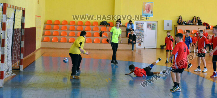 Слабо участие на ученическите игри по хандбал в Хасково