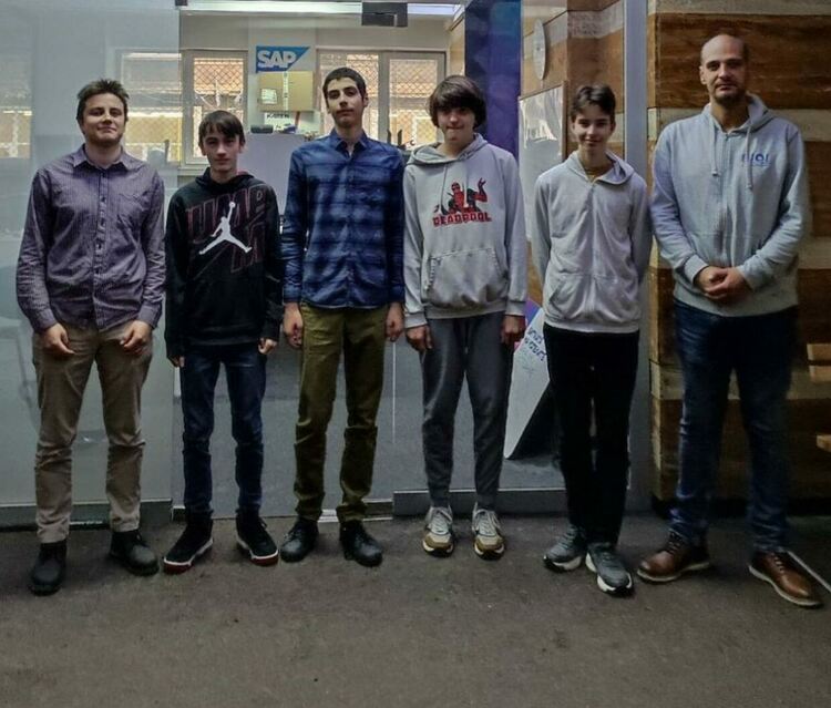 В конкуренция с 13 държави: Триумф за България на Младежката олимпиада по информатика