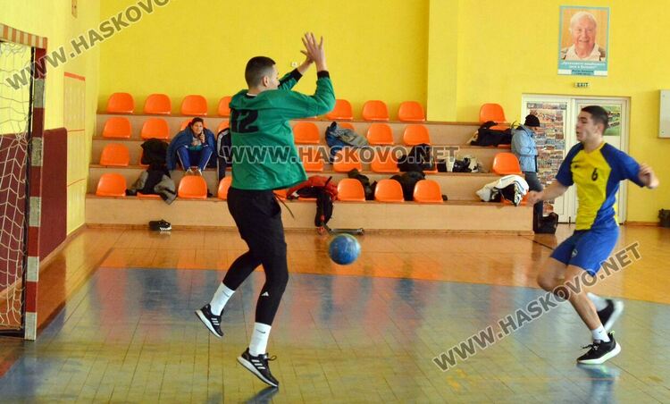 Хандбалистите на ПМГ са шампиони на ученическите игри след обрат