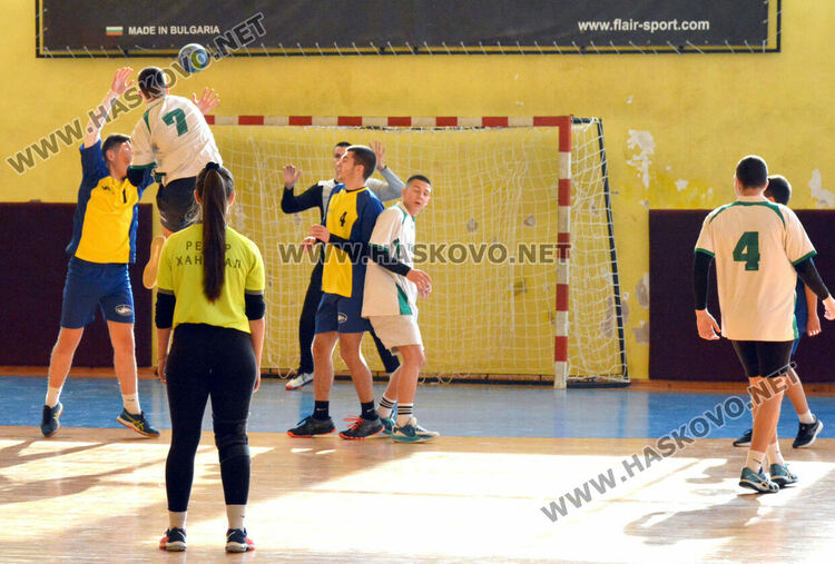 Хандбалистите на ПМГ са шампиони на ученическите игри след обрат