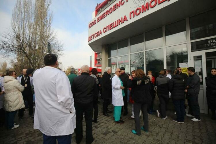 Медици от „Пирогов“ на протест в защита на началника на детската хирургия проф. Шивачев
