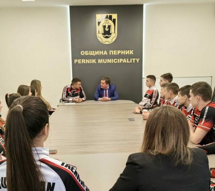 Кметът на община Перник Станислав Владимиров се срещна с над 20 спортисти на СК "Тайгър тийм“