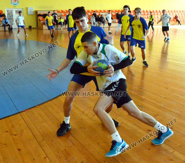 Хандбалистите на ПМГ са шампиони на ученическите игри след обрат